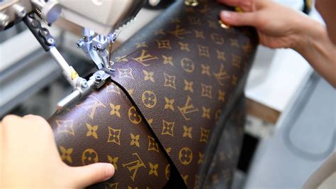 Tessuti firmati Dior e Vuitton in vendita online .